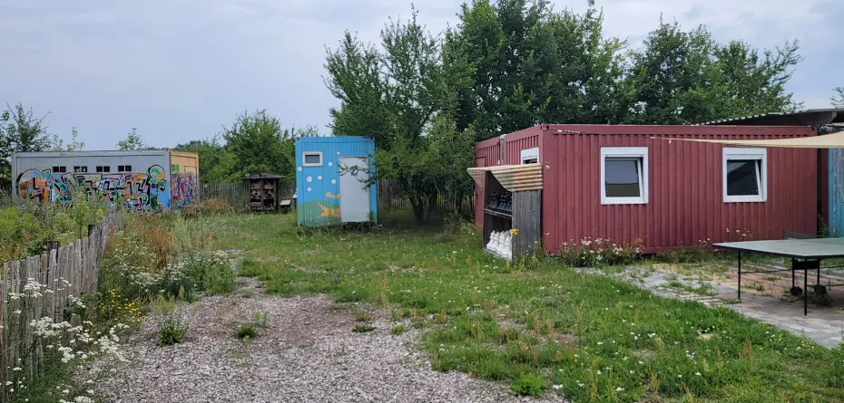 Der Rote Salon und die Toilettencontainer auf dem Schulgelände